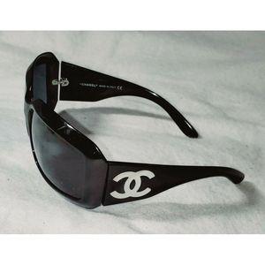 VINTAGE Chanel Black Mother of Pearl Model 5076-H